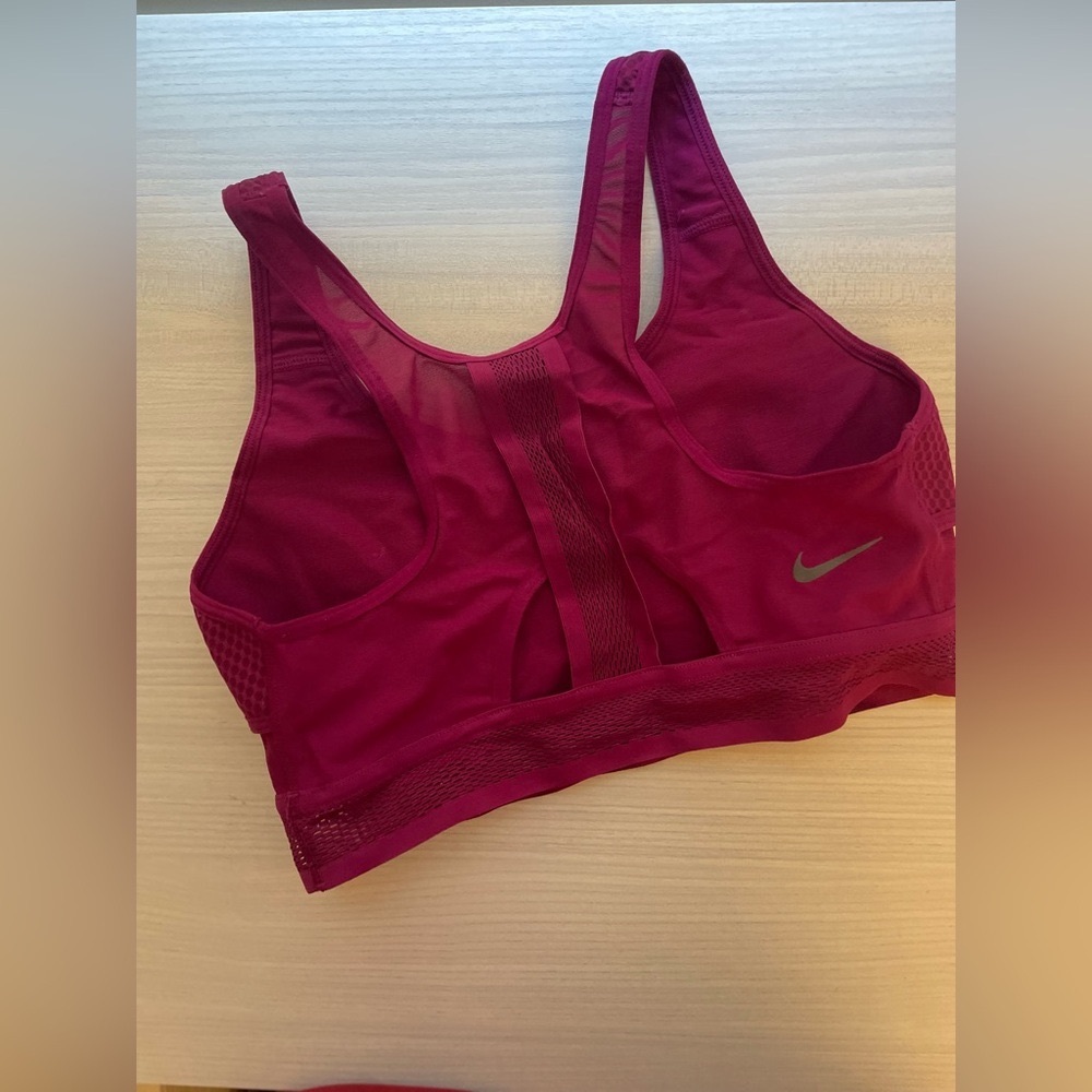 NWOT! NIKE Women’s SWOOSH ULTRA BREATHE MEDIUM SUPPORT SPORTS MESH BRA FUCHSIA - Picture 4 of 12